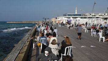 Israel încearcă să îşi repornească economia. Afacerile s-au redeschis, după relaxarea restricţiilor