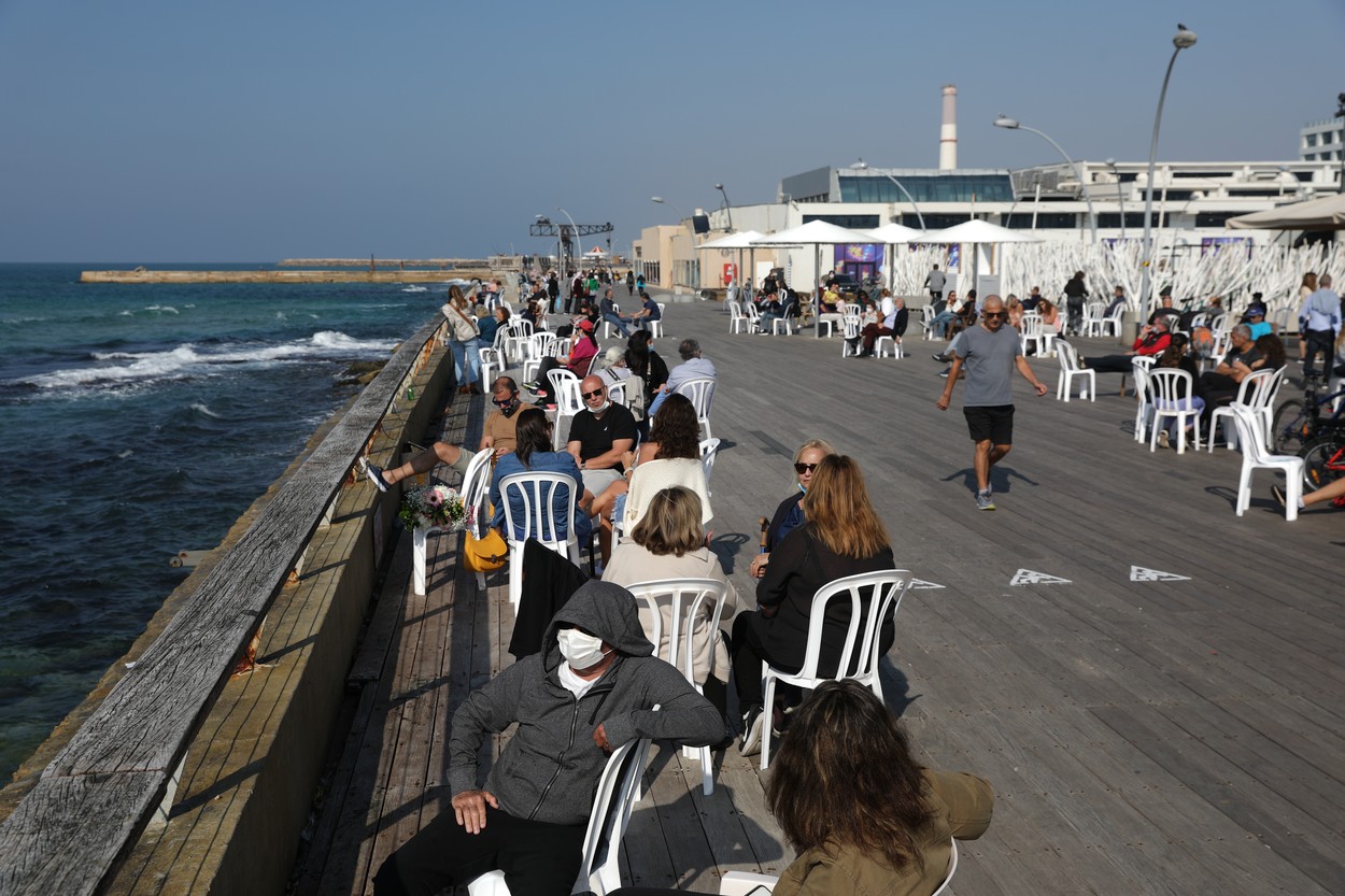 Israel încearcă să îşi repornească economia. Afacerile s-au redeschis, după relaxarea restricţiilor