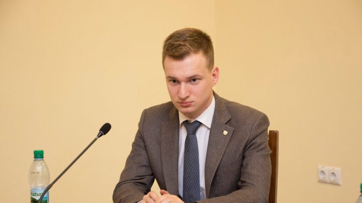 Un diplomat rus, oprit pe aeroportul din Chișinău când încerca să scoată ilegal peste 60.000 de dolari. Cine este funcționarul