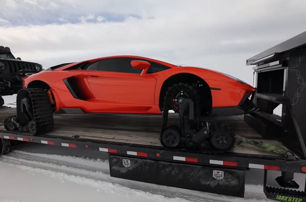 VIDEO. Cum se descurcă prin nămeţi un Lamborghini Aventador înarmat cu şenile