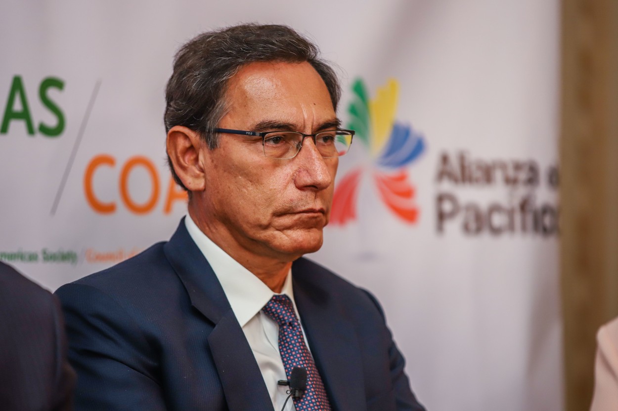 Fostul preşedinte din Peru este anchetat după ce s-a băgat în faţă la vaccinare