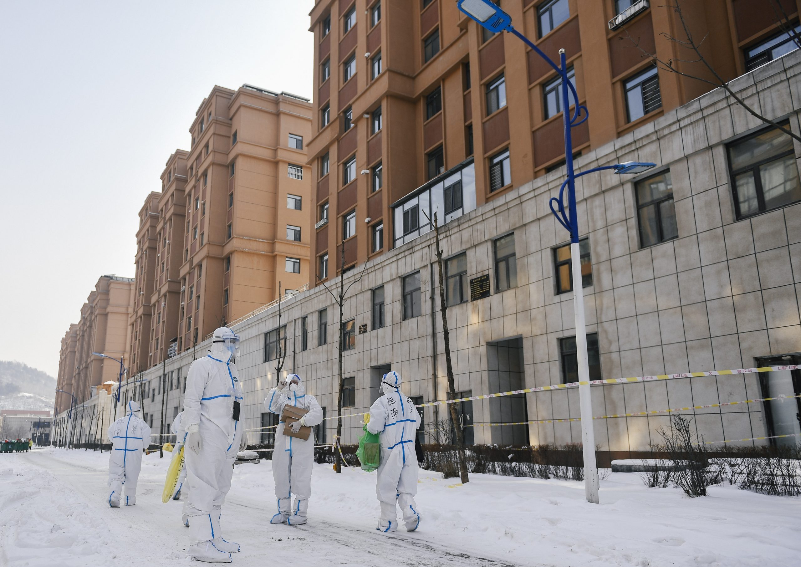 Autoritățile din China, criticate pentru măsurile restrictive prea drastice. Orașul în care toți locuitorii au fost închiși în case