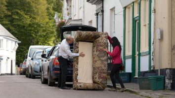 Cadavrul putrezit al unui bărbat, descoperit pe o canapea după 5 ani. Ce au aflat polițiștii