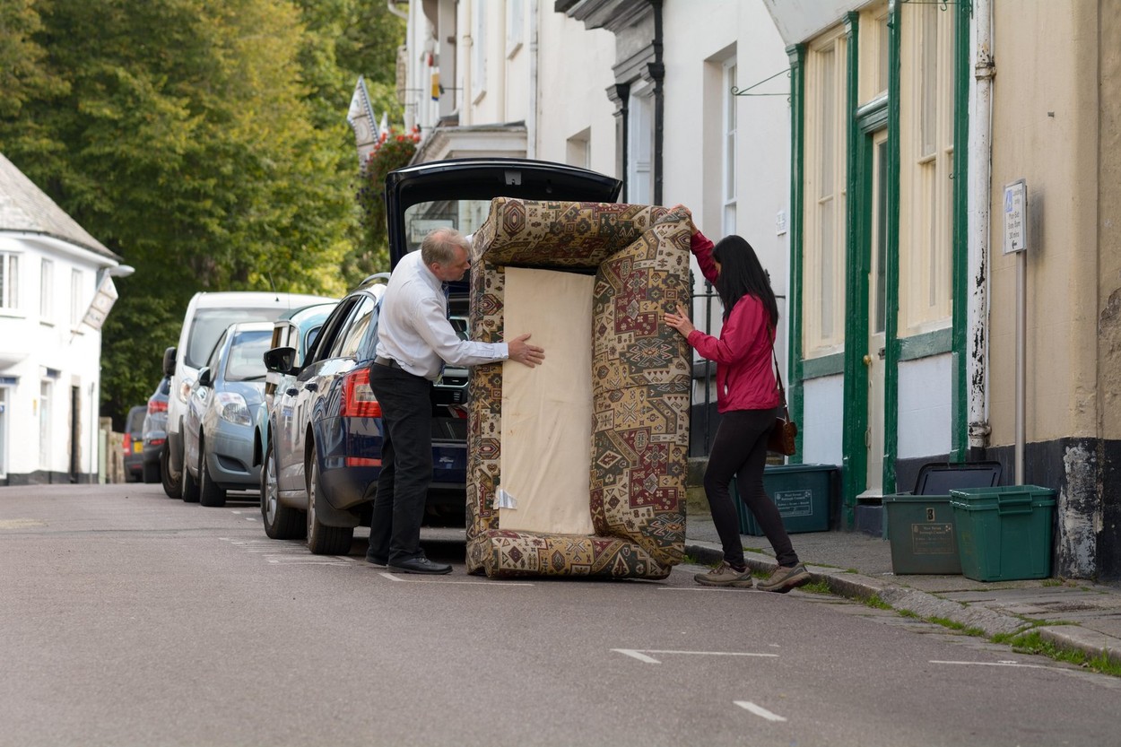 Cadavrul putrezit al unui bărbat, descoperit pe o canapea după 5 ani. Ce au aflat polițiștii