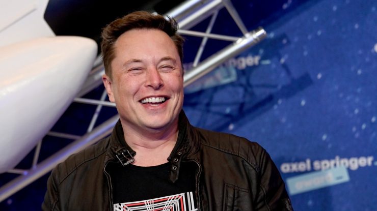 Noul pariu al lui Elon Musk: Tesla zburătoare. Miliardarul vrea să pună propulsoare de rachete pe modelul Roadster