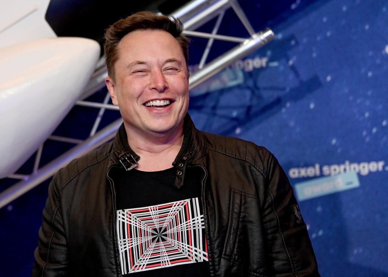 Noul pariu al lui Elon Musk: Tesla zburătoare. Miliardarul vrea să pună propulsoare de rachetă pe modelul Roadster