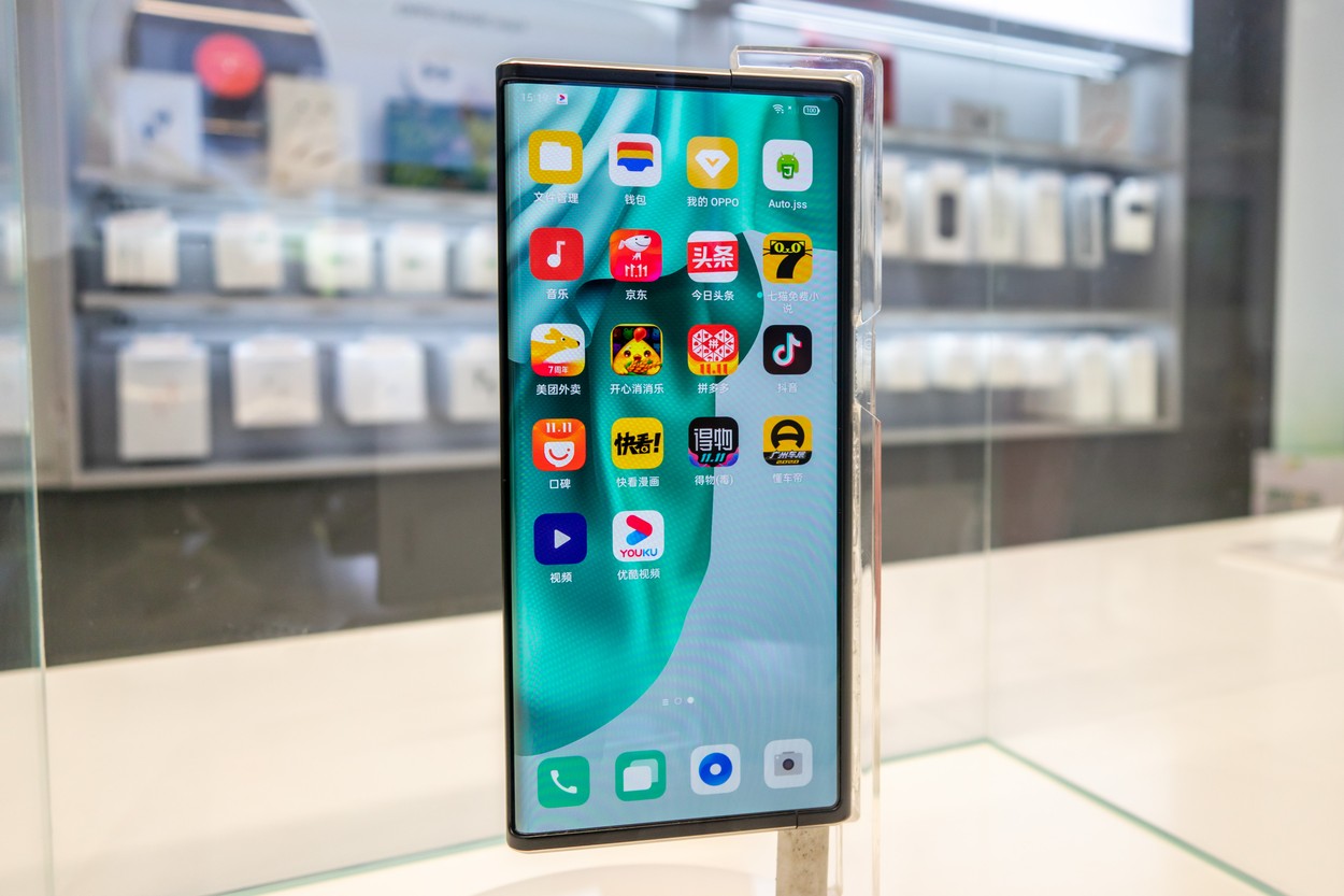 Primele imagini cu OPPO X 2021, telefonul cu ecran rulabil