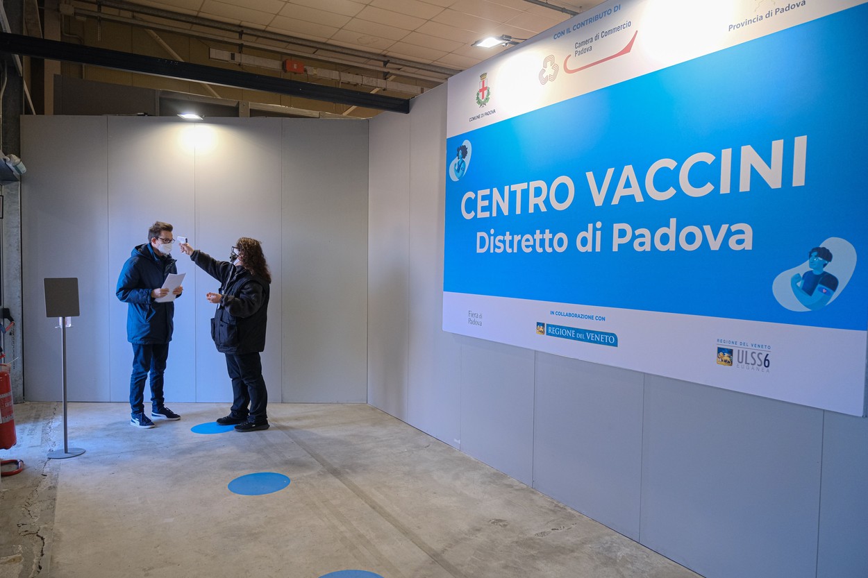 Profesorii din Italia nu vor să se vaccineze cu AstraZeneca. Motivul invocat de dascăli