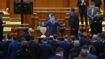 Proiect de lege anti-chiul. Un deputat vrea ca parlamentarii chiulangi să fie sancţionaţi