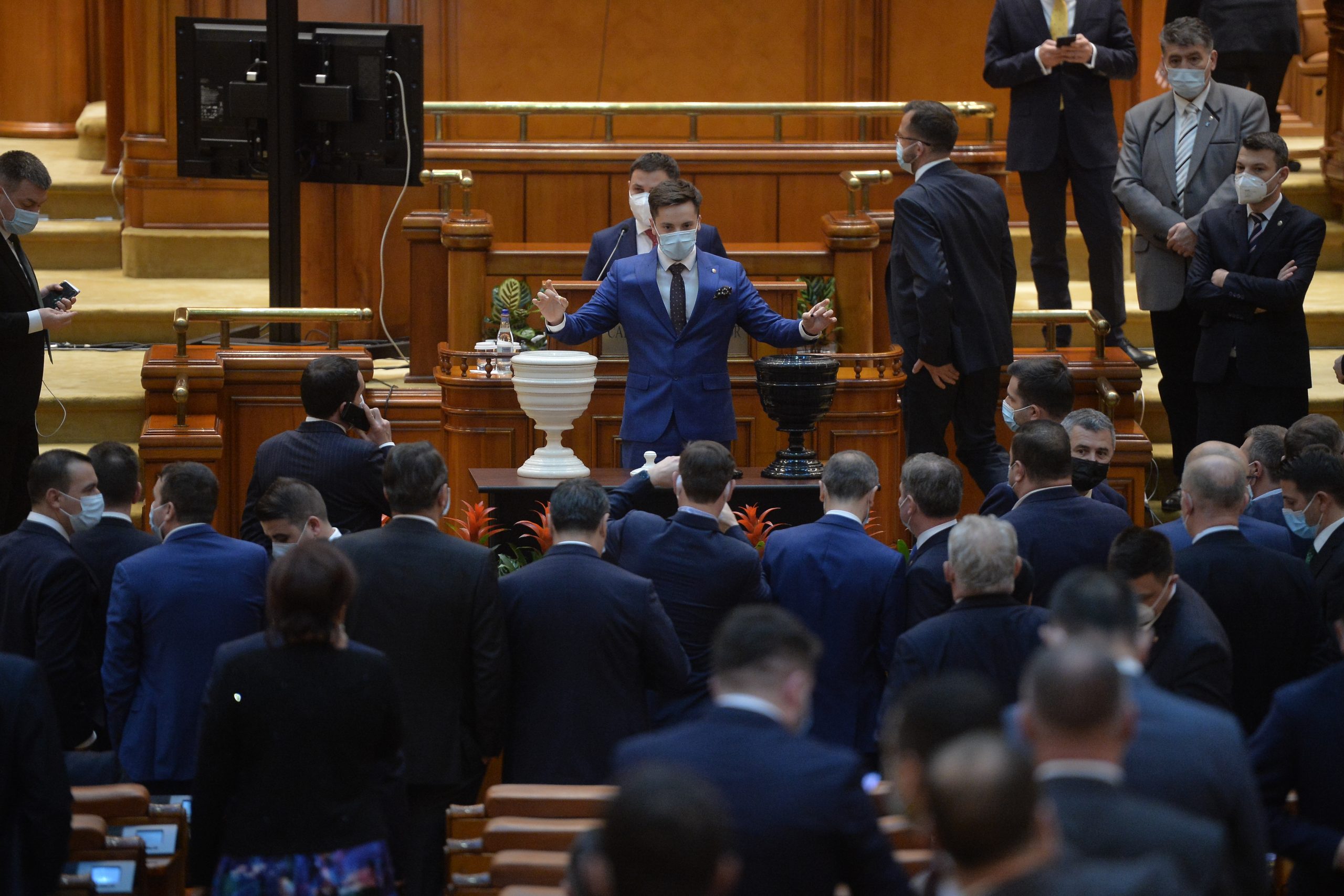 Proiect de lege anti-chiul. Un deputat vrea ca parlamentarii chiulangii să fie sancţionaţi