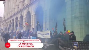 O sută de angajați din penitenciare au aprins fumigene în fața Ministerului Justiției: „Așa conduce guvernul țara“