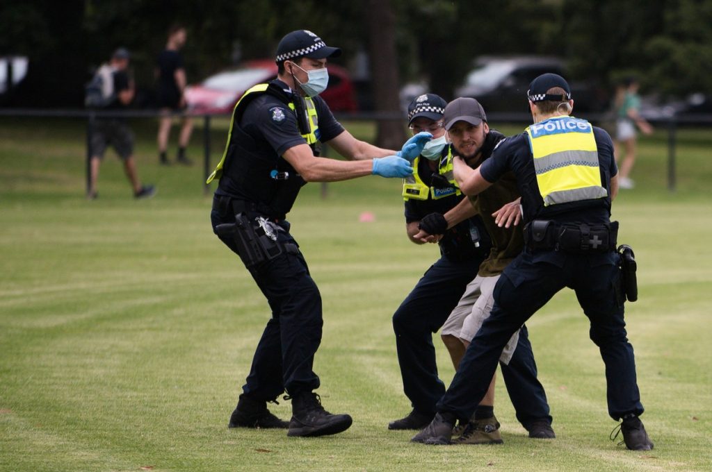 Proteste în Australia. Mai mulţi activişti anti-vaccin au fost arestaţi