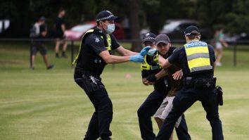 Proteste în Australia. Mai mulţi activişti anti-vaccin au fost arestaţi