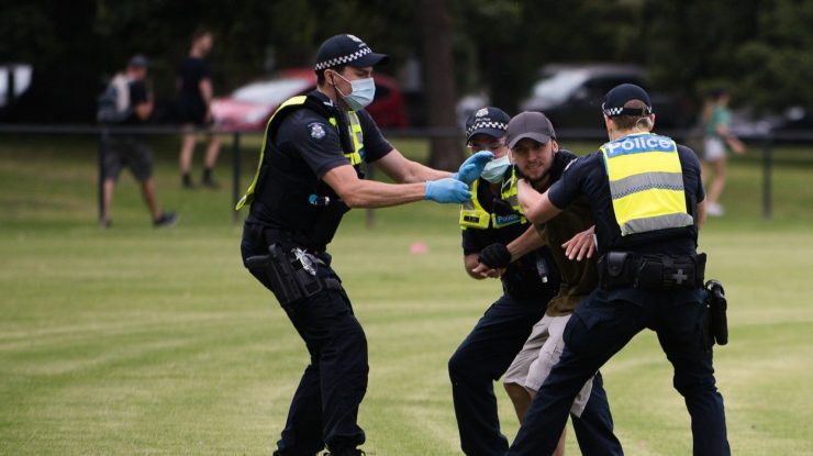 Proteste în Australia. Mai mulţi activişti anti-vaccin au fost arestaţi