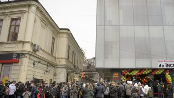 Statul la coadă, noul sport naţional. La burgeri, pe pârtie, pe drumuri sau la plata impozitelor