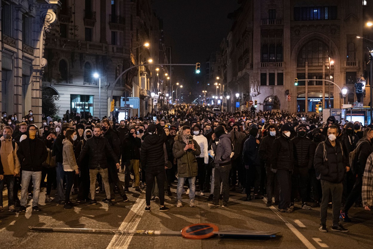 Sute de persoane au ieşit în stradă la Barcelona în sprijinul rapperului Pablo Hasal