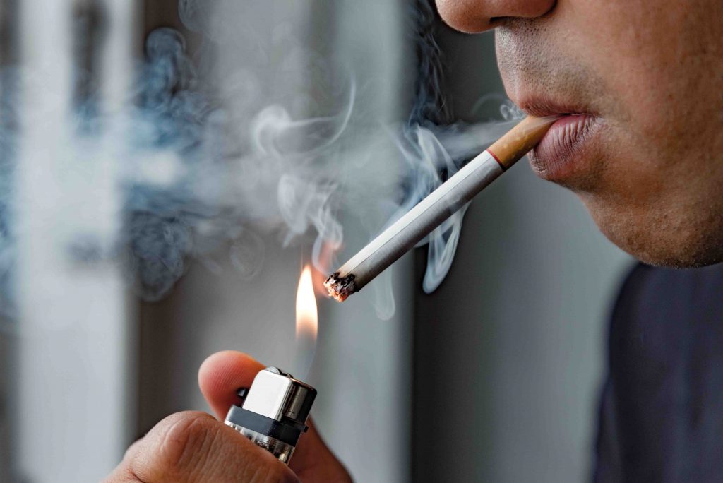 Unii medici nu le recomandă pacienţilor cu Covid să renunţe la fumat