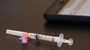 Vaccinarea împotriva Covid în farmacii, considerată "utopică" în România. Măsura a fost implementată în Statele Unite