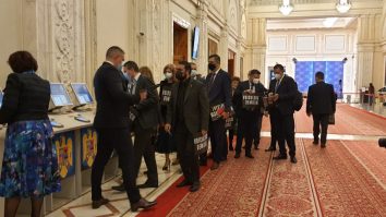 PSD cere demisia lui Vlad Voiculescu, după tragedia de la Matei Balș. Parlamentarii au afișat pancarte negre