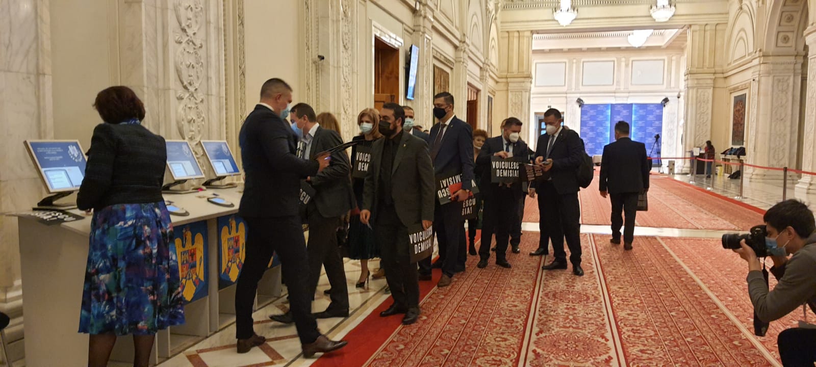 PSD cere demisia lui Vlad Voiculescu, după tragedia de la Matei Balș. Parlamentarii au afișat pancarte negre