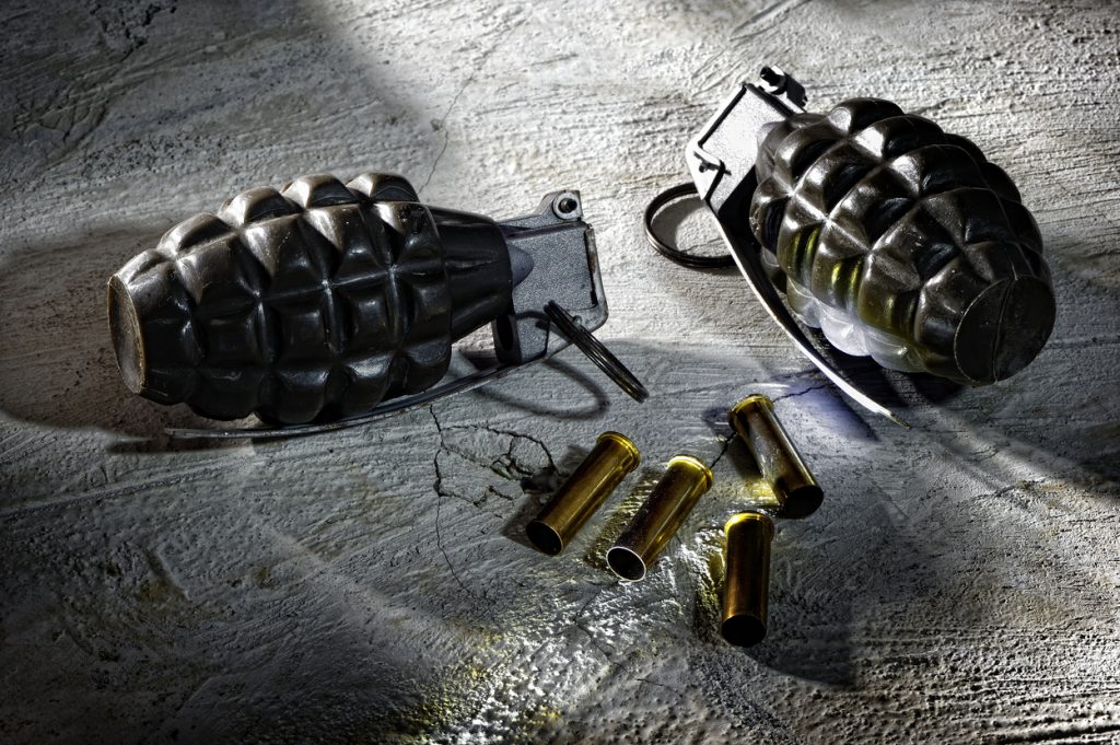 Zeci de grenade, din Primul Război Mondial, descoperite pe malul unui râu