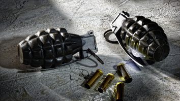 Zeci de grenade, din Primul Război Mondial, descoperite pe malul unui râu