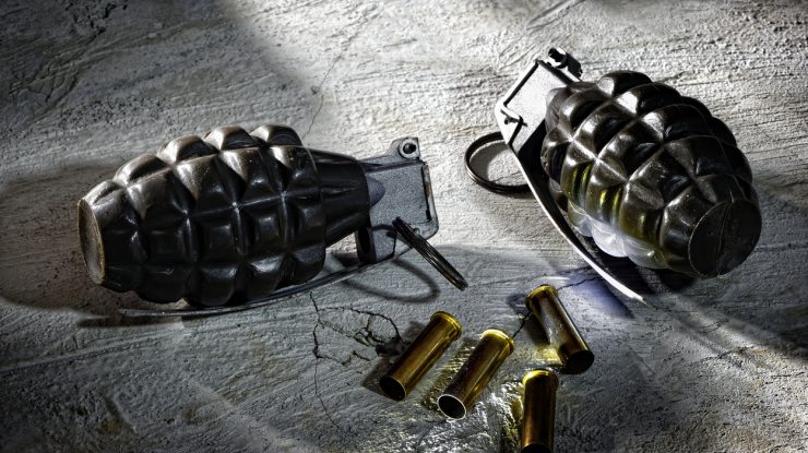 Zeci de grenade, din Primul Război Mondial, descoperite pe malul unui râu