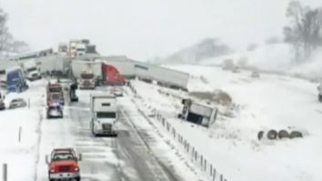 Accident în lanț cu 40 de mașini, din cauza zăpezii. Unde s-a produs carambolul