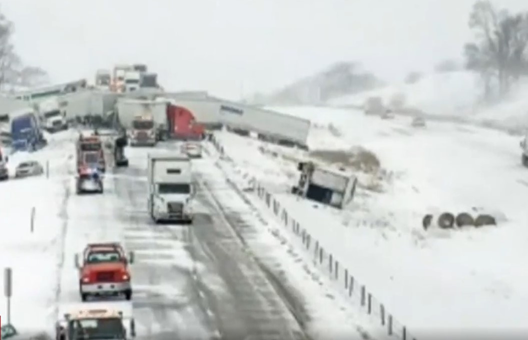 Accident în lanț cu 40 de mașini, din cauza zăpezii. Unde s-a produs carambolul