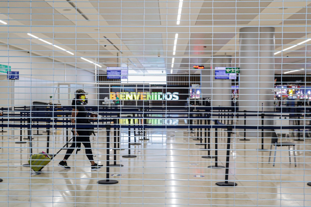 Turiștii români, care au fost captivi în aeroportul din Mexic, cer să li se facă dreptate în instanță: „ Este un abuz”