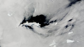 Cel mai mare aisberg din lume se dezintegrează. Imaginile surprinse de NASA din satelit