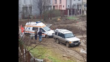 FOTO. O ambulanță a rămas blocată în noroi timp de o oră, pe o stradă din București