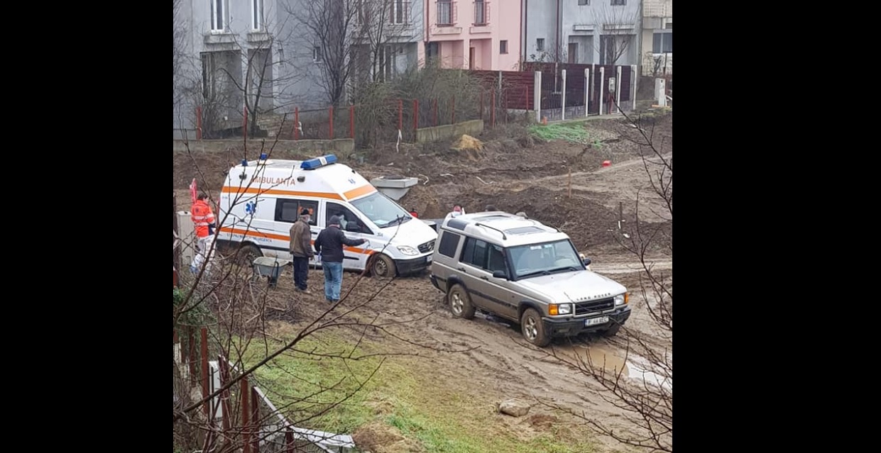FOTO. O ambulanță a rămas blocată în noroi timp de o oră, pe o stradă din București