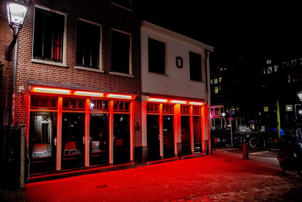 Vitrinele cu lucrătoare sexuale din Amsterdam vor fi mutate din centrul orașului. De ce s-a luat această decizie