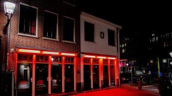 Vitrinele cu lucrătoare sexuale din Amsterdam vor fi mutate din centrul orașului. De ce s-a luat această decizie