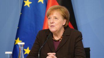 Fostul cancelar german Angela Merkel a respins criticile preşedintelui Zelenski privind refuzul admiterii rapide a Ucrainei în NATO