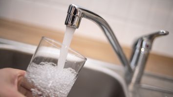 Peste 10% dintre români sunt deranjați de mirosul și gustul apei