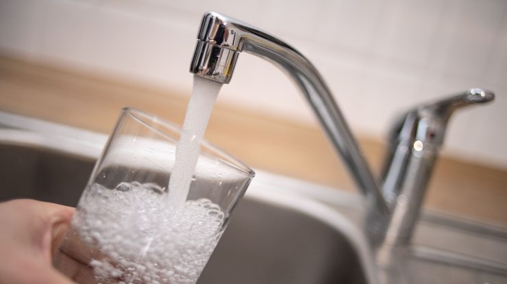 Peste 10% dintre români sunt deranjați de mirosul și gustul apei