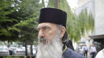 ÎPS Teodosie nu-l cheamă la judecata Sfântului Sinod pe ÎPS Calinic, după ce acesta a vorbit despre pericolul ritualului botezului