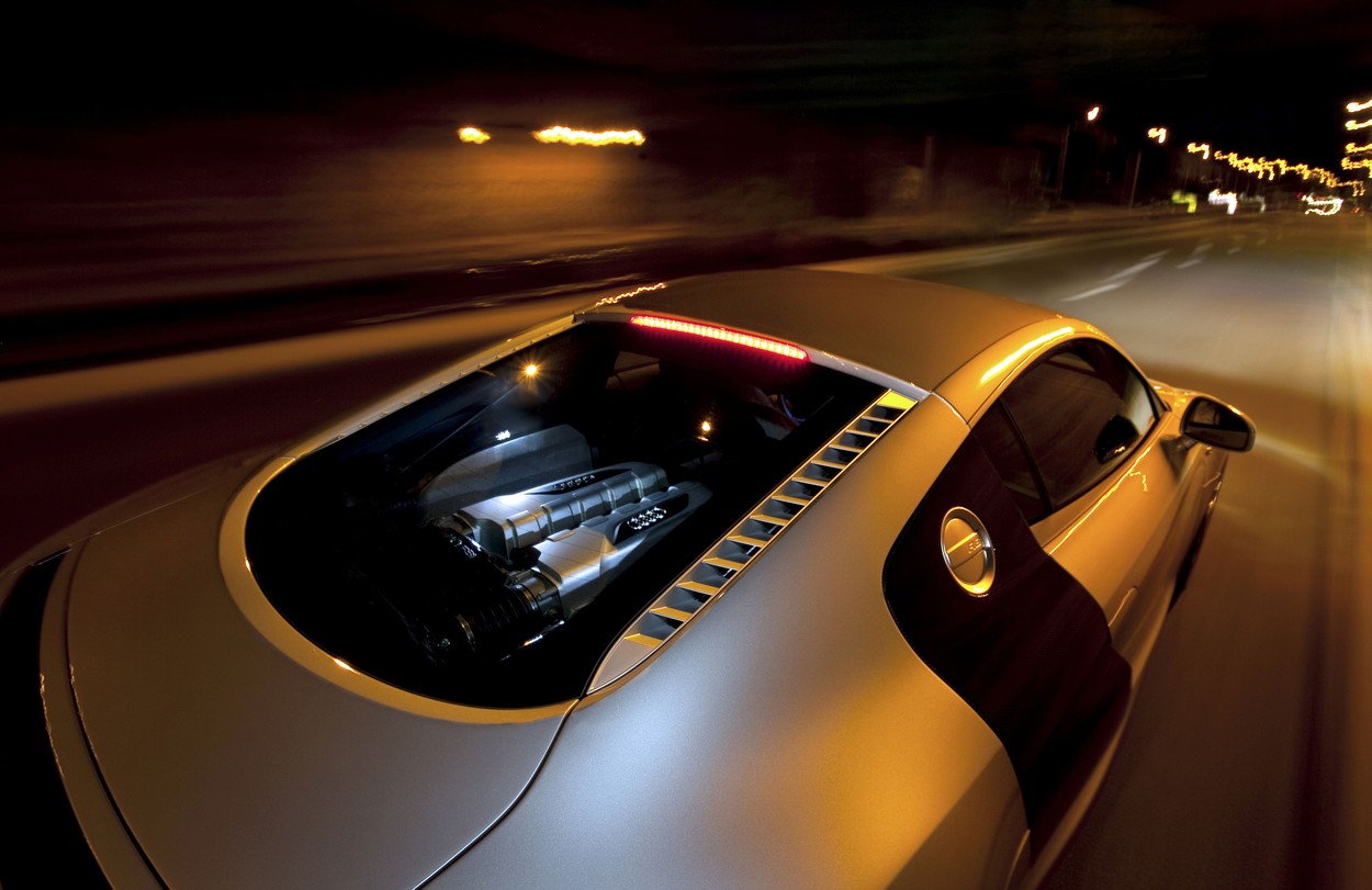 Cel mai rapid mini-van din lume s-a luat la întrecere cu un Audi R8. Cine a câştigat cursa