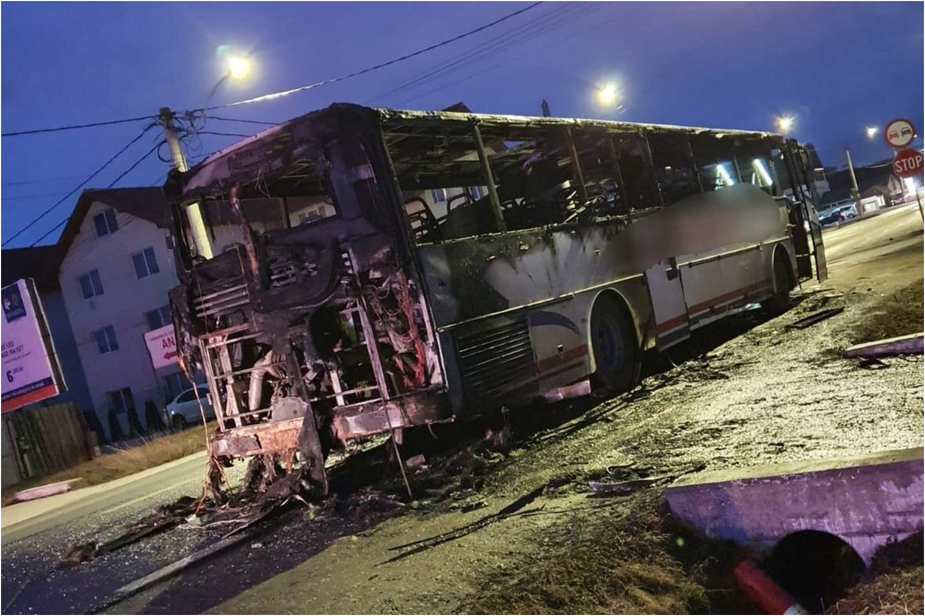 Un autobuz cu aproximativ 30 de pasageri a luat foc în Sibiu. Cauza incendiului
