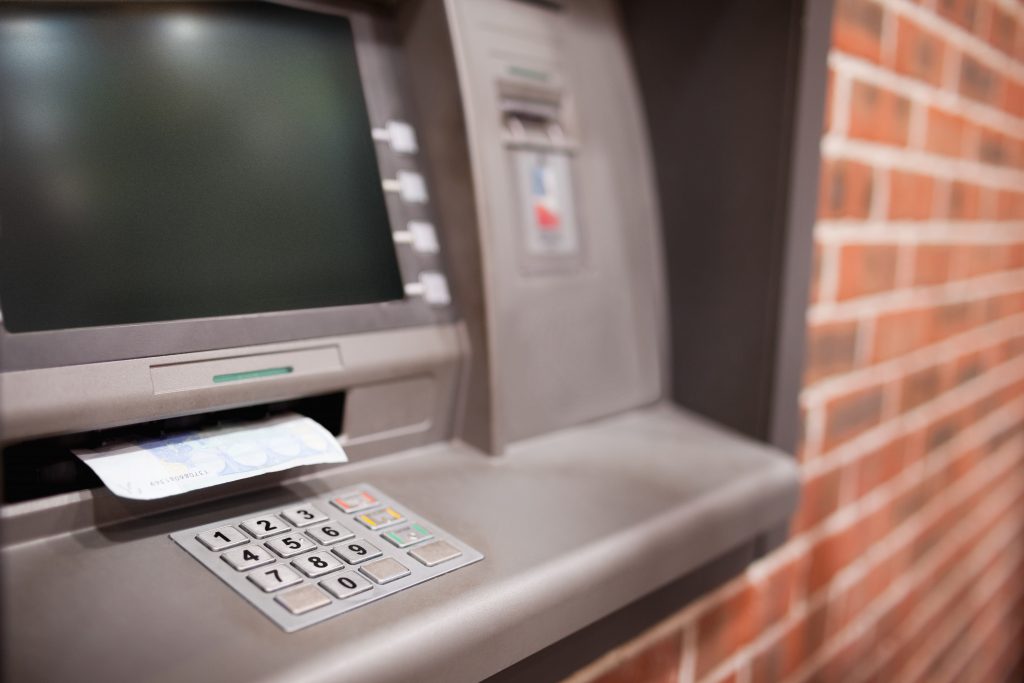 Un ieșean a găsit peste 5.000 de euro într-un bancomat și a anunțat poliția