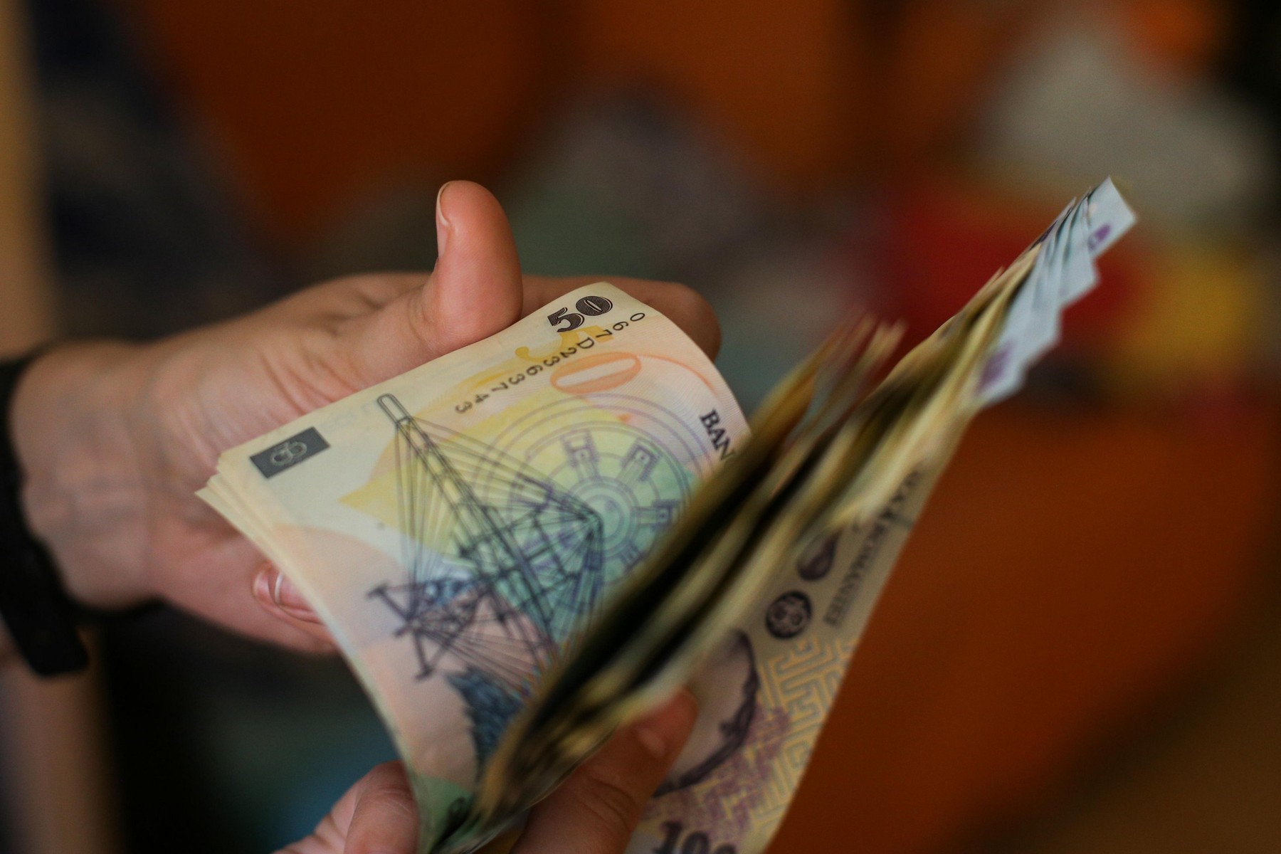 Românii au bani de dat, dar doar nouă județe sunt peste media națională