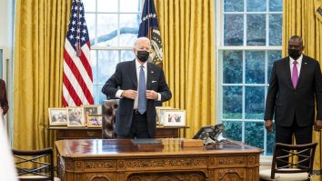 Cum arată biroul lui Joe Biden. Draperiile şi covorul sunt ale lui Bill Clinton