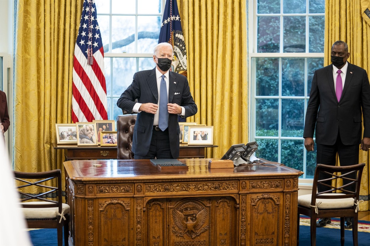 Cum arată biroul lui Joe Biden. Draperiile şi covorul sunt ale lui Bill Clinton