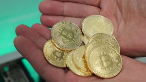 un pumn de monede bitcoin