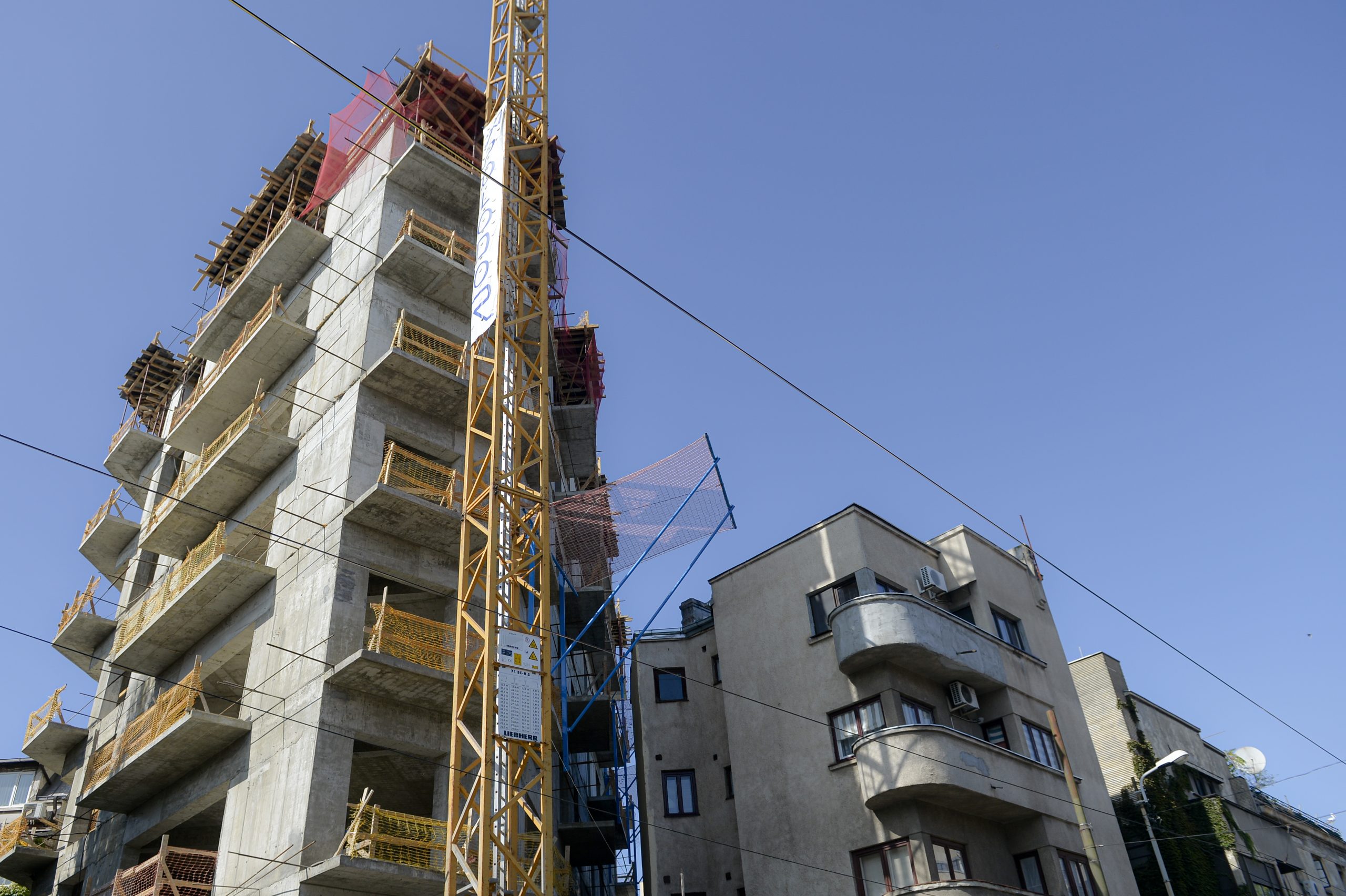 Un bărbat care are un copil în brațe amenință că se aruncă de pe un bloc din Capitală