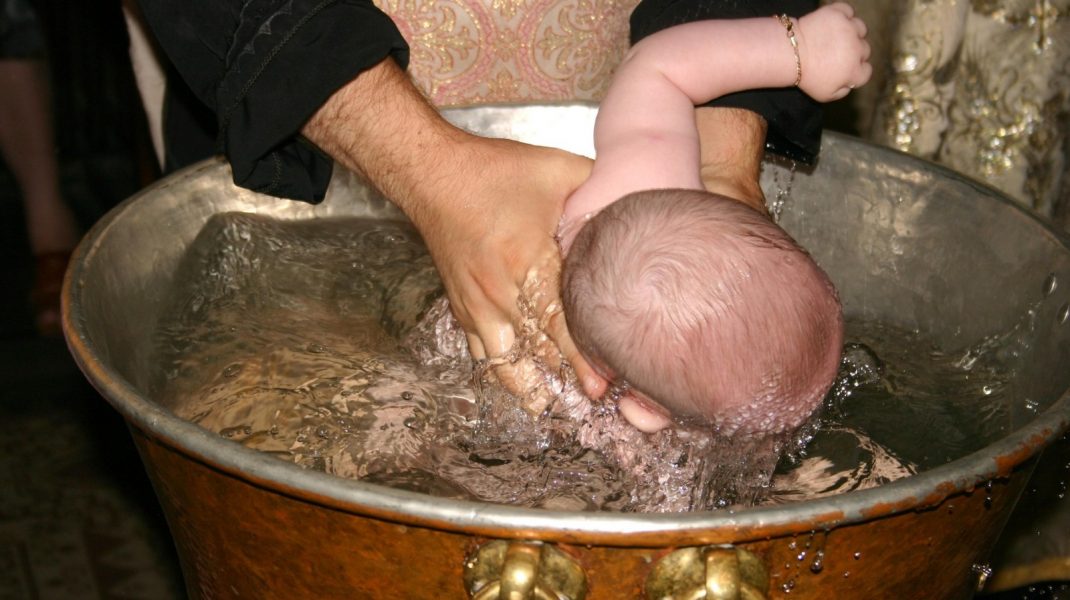 Înregistrarea din timpul botezului bebelușului mort din Suceava arată cum este ținut de preot