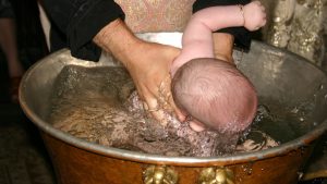 Înregistrarea din timpul botezului bebelușului mort din Suceava arată cum este ținut de preot