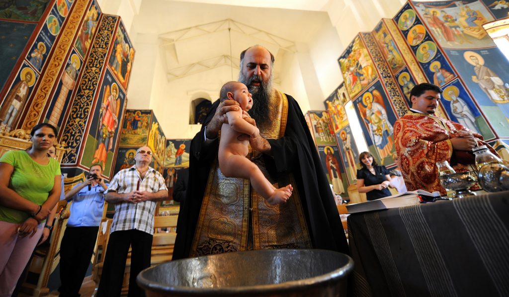Arhiepiscopia Sucevei despre cazul bebelușului mort după botez: „Dumnezeu nu vrea să îl priveze pe prunc de vreuna din binecuvântările Sale”